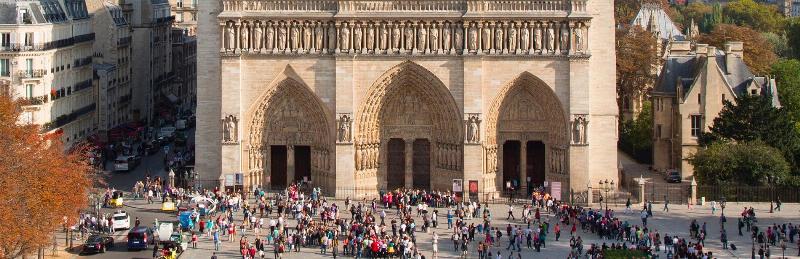 Foule de visiteurs observant la façade de Notre-Dame de Paris, avec des familles et des guides touristiques